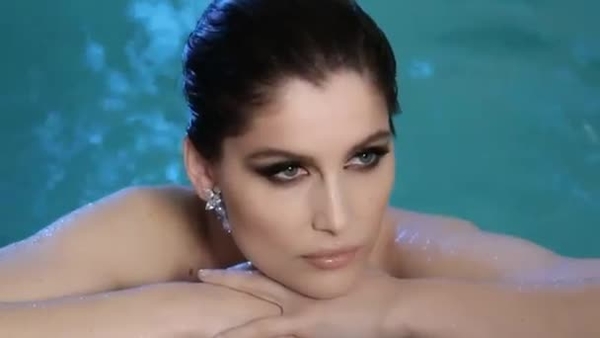 Соблазнительная Летиция Каста на обложке Vogue