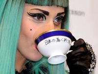Чашку cо следами от помады Lady Gaga продали за $ 74750
