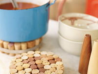 Подставка для посуды из винных пробок