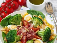 Салат из брокколи с перепелиными яйцами, беконом и кукурузой