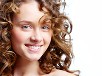 Свадебная прическа для непослушных вьющихся волос