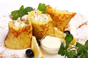 Как приготовить блины, запеченные с ветчиной и сыром (ВИДЕО)