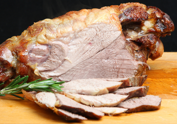 Гости на пороге: Как приготовить ножку ягненка в клюквенно-мятном соусе