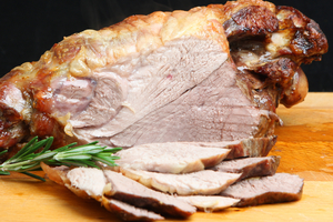 Гости на пороге: Как приготовить ножку ягненка в клюквенно-мятном соусе