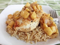 Курица, тушеная с яблоками