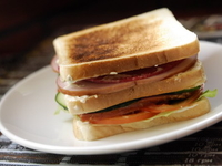 Сэндвич с колбасой, сыром и овощами