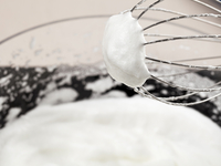 Как правильно взбивать белки: 15 полезных советов