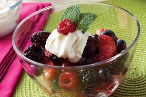 Как приготовить взбитые сливки с ягодами на десерт (ВИДЕО)