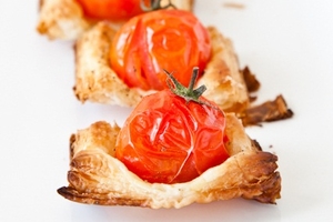 Как приготовить слойки с помидорами черри (ВИДЕО)