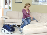 Пятна на мягкой мебели: Как бороться?