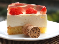 Бисквитный торт с клубникой