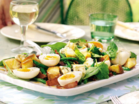 Летний салат из яиц и шпината с гренками