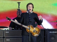 Звезды поздравили Елизавету II с годовщиной