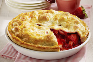 Как приготовить закрытый пирог с клубникой (ВИДЕО)