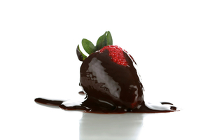 Как приготовить клубнику в шоколаде (ВИДЕО)