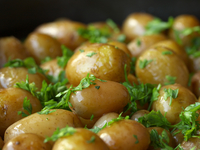 Молодой картофель, жареный в кастрюле