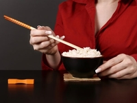 Необычные правила поведения за столом в разных странах мира