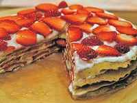 Блинный торт с клубникой