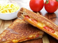 Горячий бутерброд с помидорами и сыром