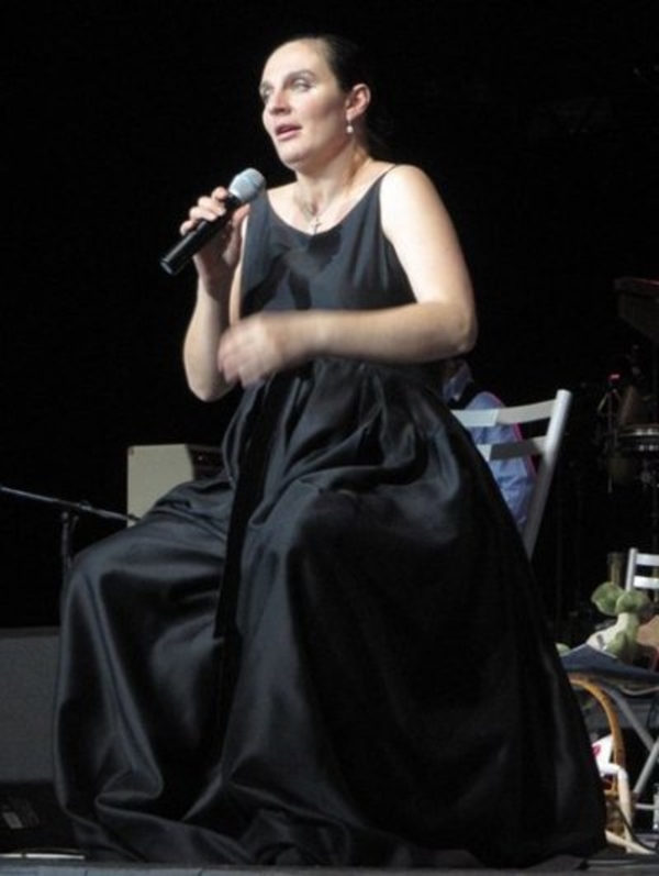 Елена Ваенга показала округлившийся животик