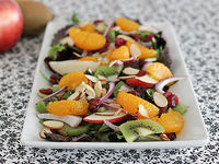 Летний салат из киви и яблок с орехами