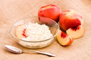 Как приготовить творожный пудинг с персиками (ВИДЕО)