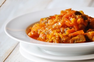 Как приготовить тушеные баклажаны с помидорами (ВИДЕО)