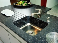 Краш-тест кухонной столешницы: Бьем, режем, погружаем в воду