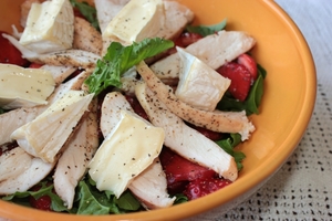 Как приготовить салат из рукколы с курицей и клубникой