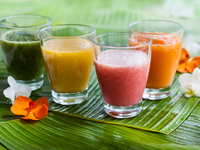 Готовим полезные соки из летних фруктов