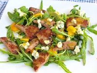 Салат из рукколы, персиков и говядины
