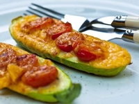 Фаршированные кабачки с мясом, помидорами и сыром