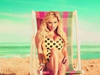 Анна Семенович представила жаркий клип Июльское лето