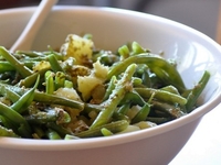 Салат из стручковой фасоли и картофеля