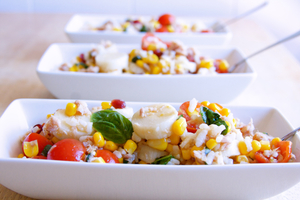 Как приготовить салат из тунца с помидорами и кукурузой (ВИДЕО)