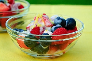 Как приготовить ягодный салат с лимоном и козьим сыром (ВИДЕО)