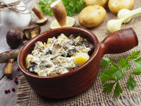 Как вкусно пожарить грибы с картофелем: простой рецепт