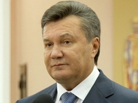 Янукович и Азаров выразили соболезнования родным Богдана Ступки