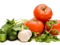 Как правильно хранить огурцы и помидоры