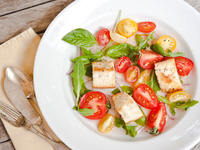 Салат из помидоров с гренками