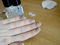 Видео-урок: Делаем модный маникюр с помощью газеты