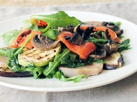 Теплый салат из овощей гриль и языка