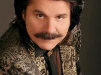 Павел Зибров показал свой дом из сруба