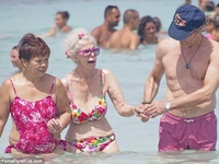 86-летняя герцогиня Альба пришла на пляж в бикини