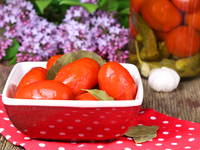 Как приготовить соленые помидоры: полезные советы