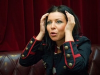 Экс-судья Х-фактора Елка не может сосредоточиться на музыке из-за шоу