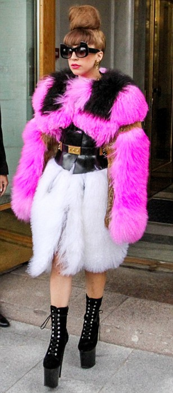 Look дня: Lady Gaga в разноцветной шубе