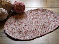 Из старых простыней можно смастерить коврик для ванной