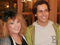 Какие люстры висят в домах звезд: ТОП-7