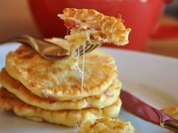 Оладьи с салями и сыром